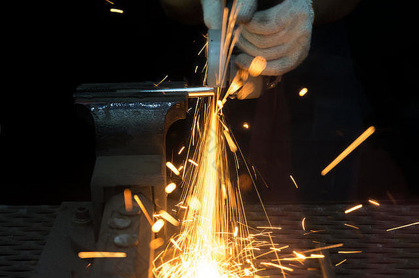 工人切割磨床焊接金属锋利的火花工厂