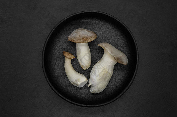 灰石背景下黑铸铁碗中三种蘑菇的成分摘要