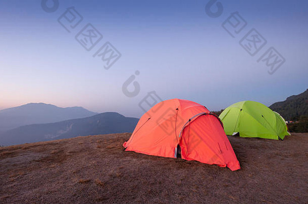 尼泊尔安纳普纳地区为集体露营搭建的帐篷