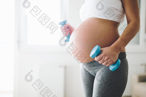 运动怀孕了女人锻炼哑铃