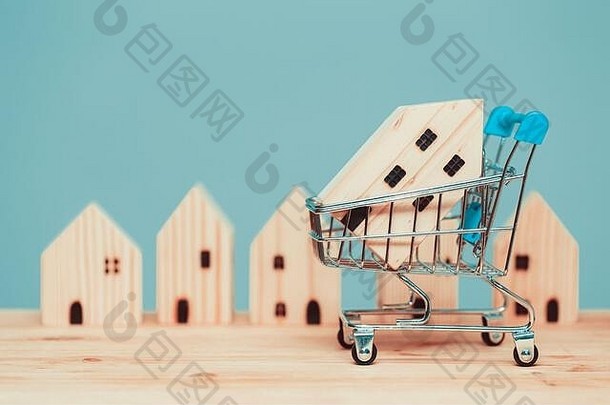 买房购物出售木屋购物车或店铺新房推广住宿抵押贷款概念。