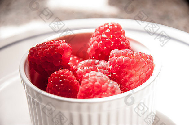 碗新鲜的树莓