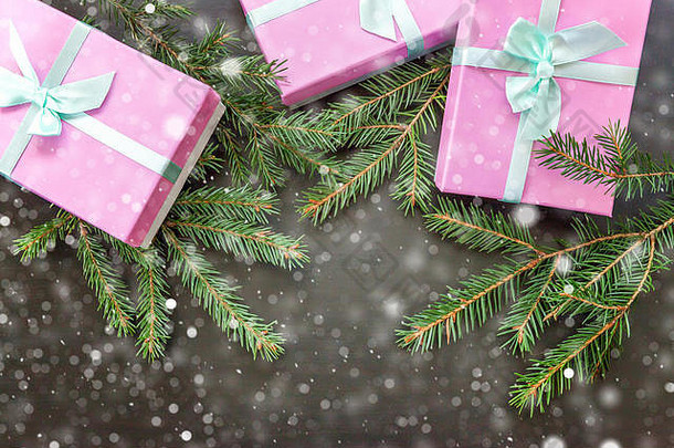 圣诞节一年作文冬天对象冷杉分支礼物盒子雪黑暗黑色的木背景圣诞节假期12月装饰平躺前视图复制空间时间庆祝活动概念