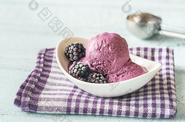 一碗黑莓薰衣草冰淇淋