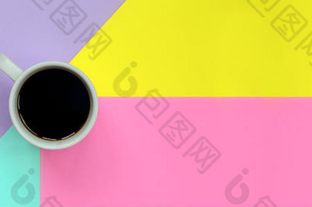 小白色咖啡杯纹理背景时尚柔和的蓝色的黄色的紫罗兰色的粉红色的颜色纸最小的概念