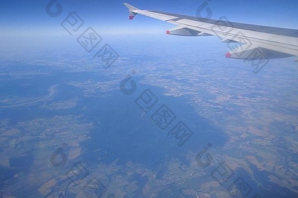 飞越多瑙河时飞机机翼的彩像。