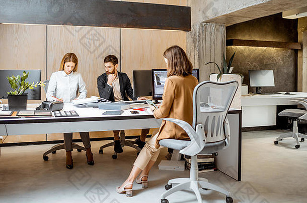 创意办公室的员工坐在建筑公司的现代办公室里，在电脑上进行室内设计。三维<strong>建模</strong>概念与数字室内设计