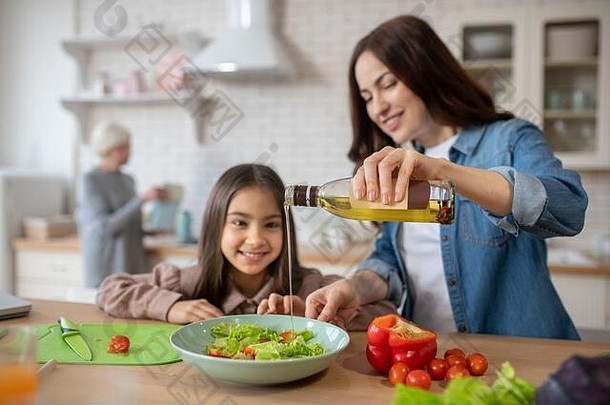 <strong>妈妈</strong>女儿调味料蔬菜沙拉橄榄石油