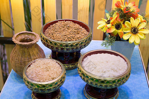 未煮过的干大米泰国传统的碗