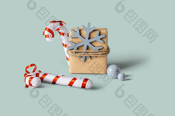 圣诞节礼物盒子自制的包装装饰雪明星点缀圣诞节狗柔和的颜色背景前面视图
