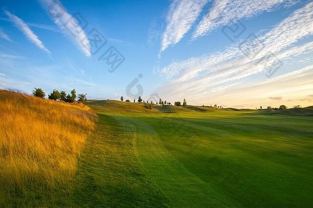 日落时在空荡荡的高尔夫球场上。