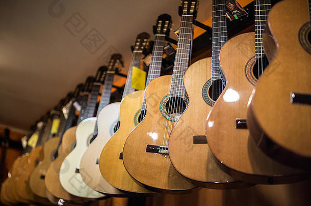 在一家音乐商店出售的墙上挂着古典西班牙吉他