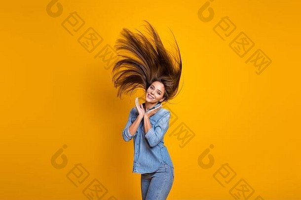 照片漂亮的令人惊异的不错的夫人发型飞行好情绪展示培养整洁的长卷发穿休闲牛仔裤牛仔布装孤立的黄色的颜色