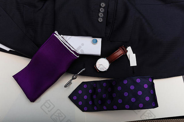 豪华男装配件。紫色系列，夹克，袖扣，领带和手帕。父亲节和情人节的概念。