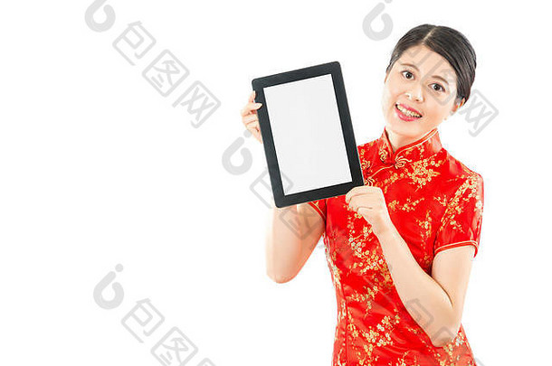 美女手持数字平板电脑，显示中国新年信息的空白屏幕。在白色背景上隔离。混血亚裔华人