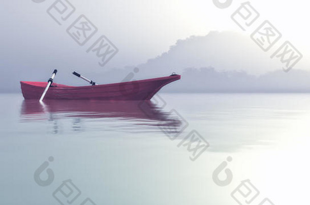 一艘红色的小船漂浮在神秘的雾湖上。这是一个3d渲染插图