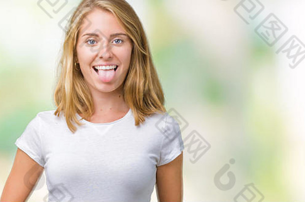 美丽的年轻的女人穿休闲白色t恤孤立的背景坚持舌头快乐有趣的表达式情感概念