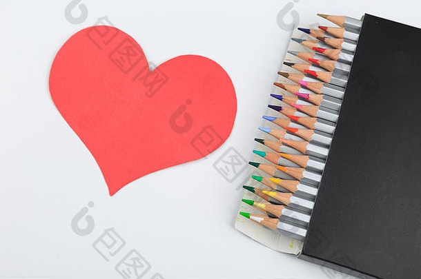 爱艺术创造力盒子颜色铅笔心形状色彩斑斓的铅笔白色背景快乐情人节一天2月