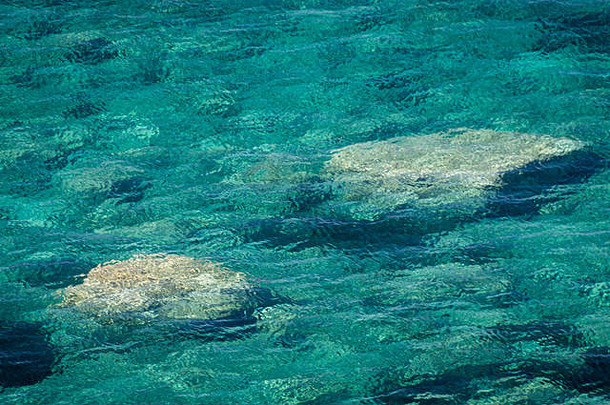 翡翠色海水的纹理，两块石头闪闪发光