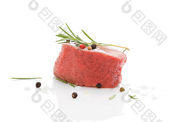 奢华的多汁牛排，白色背景。烹饪红肉。菲力牛排。