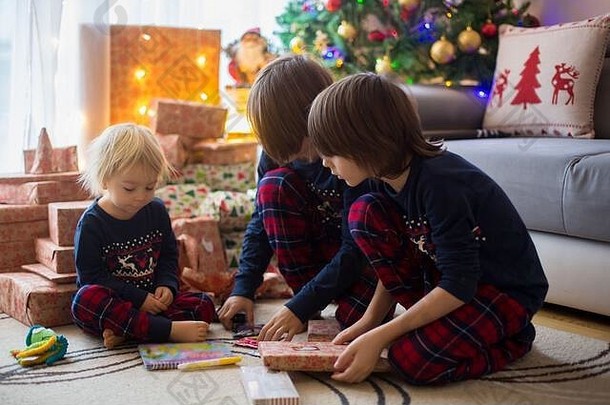 快乐孩子们男孩开放礼物圣诞节一天穿着睡衣