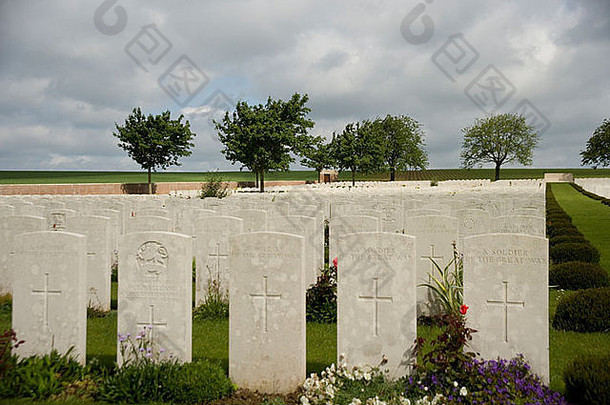 奥维利埃公墓位于法国索姆的英国一战公墓。