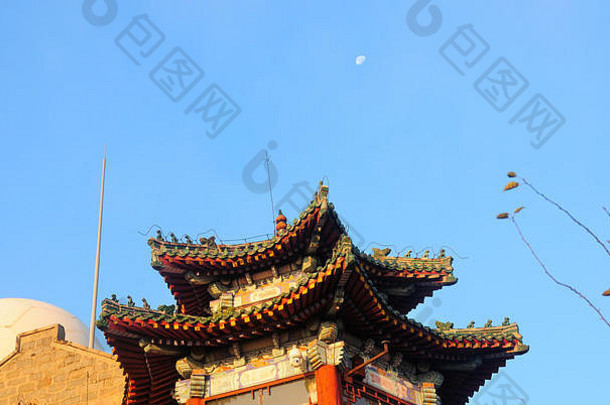 中国人风格建筑减弱月亮早....阳光前山或泰山城市泰安