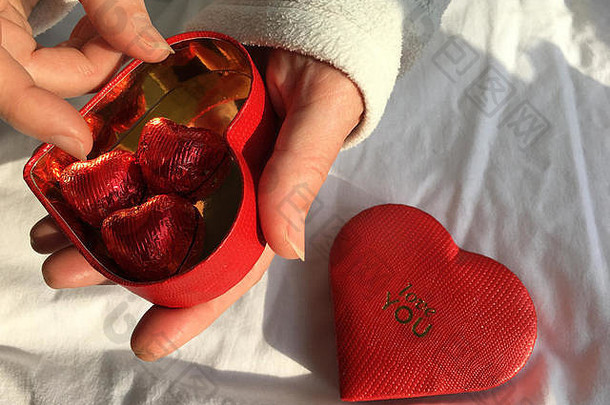 选择巧克力红色的心形状的礼物盒子爱盒子成员
