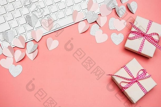 键盘粉红色的心柔和的粉红色的背景情人节一天概念设计平躺前视图复制空间