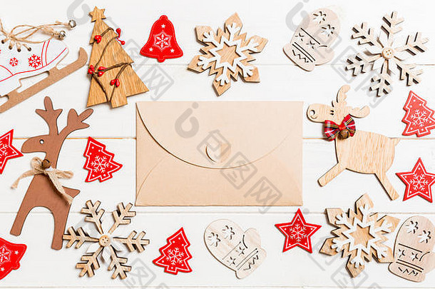 节日木质背景上信封的俯视图。圣诞玩具和装饰品。新年时间概念。