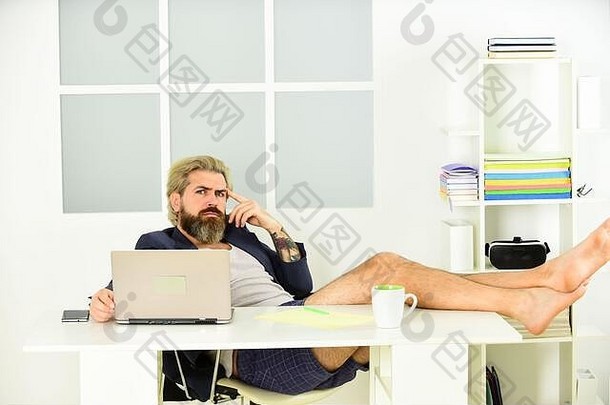 好交易在家中上班男人。首页办公室成熟的商人夹克电脑光着脚男人。编程移动PC自由职业者男人。解决业务问题联系客户端距离的远近