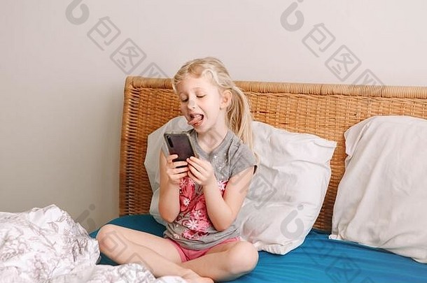 可爱的可爱的高加索人女孩保持首页调用朋友智能手机孩子孩子脸时间调用说话人亲戚