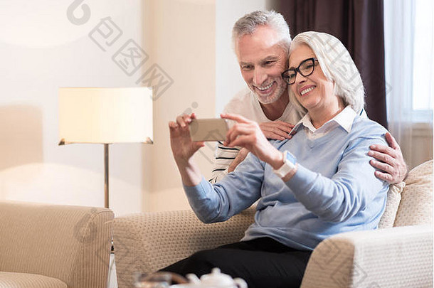 快乐的岁的夫妇采取自拍首页