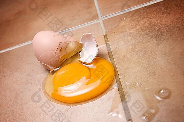 掉在地板上的碎鸡蛋。