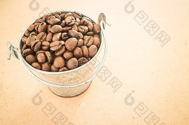 咖啡烤豆桶木背景股票照片