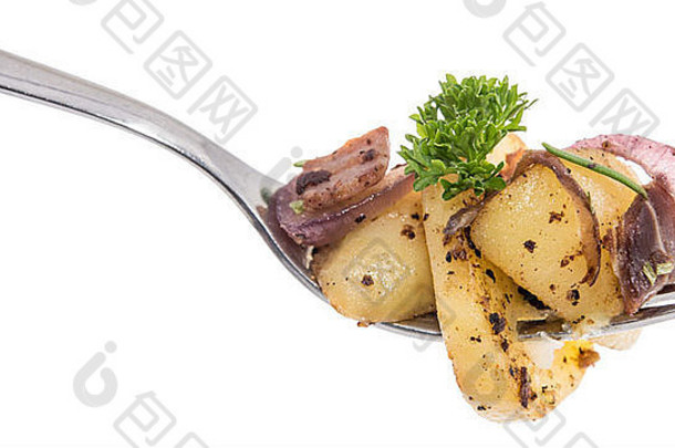 叉子上的炸土豆，白色背景