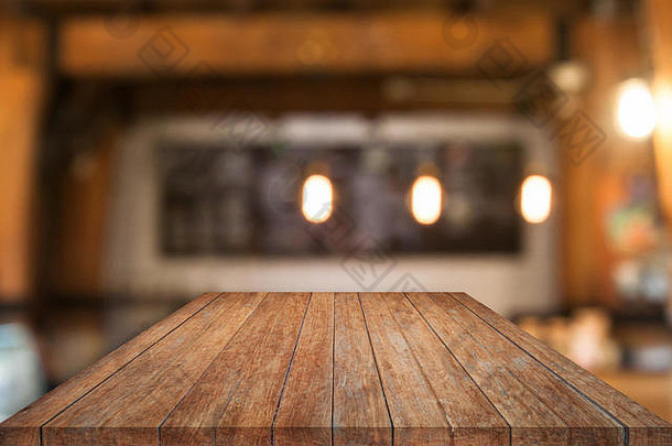 透视木制桌面，咖啡厅模糊抽象背景