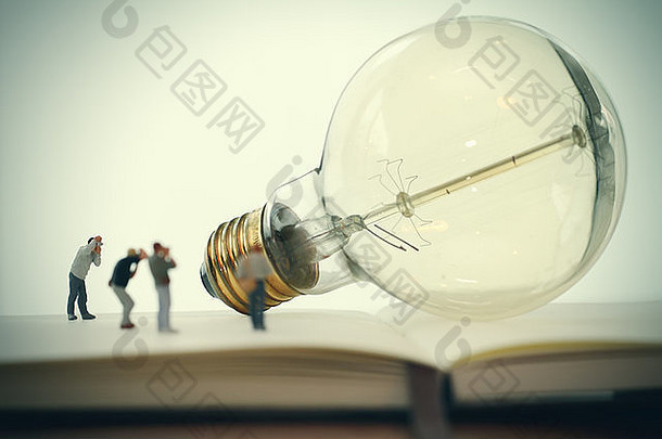 有创意的的想法概念微型摄影师古董光灯泡开放纸笔记本