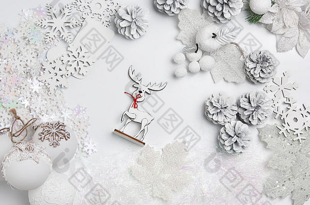 白色桌面背景上的圣诞装饰玩具。顶视图。平铺