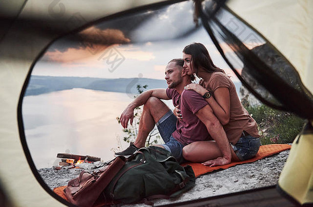 徒步旅行期间，从躺在湖面上的夫妇的帐篷中看到的景色。el生活方式概念户外冒险度假