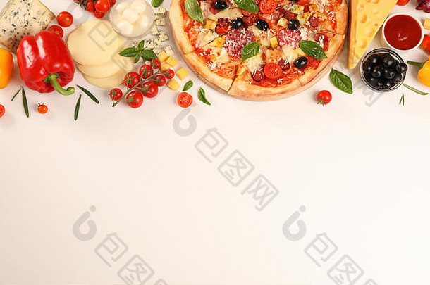 平铺。比萨饼和配料：蔬菜、白色背景上的奶酪、空间