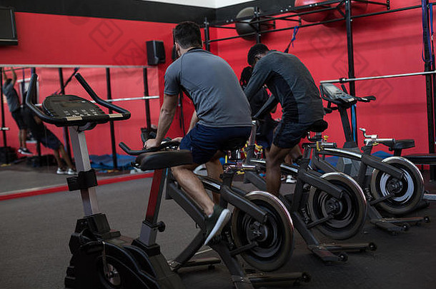 运动员在健身房里骑健身自行车锻炼
