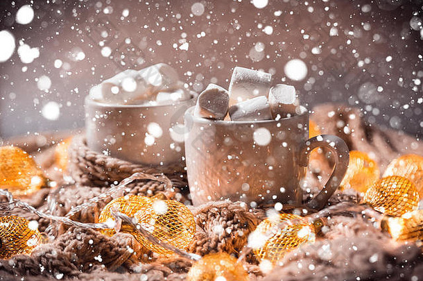 圣诞节背景可可咖啡棉花糖白色杯棕色（的）针织冬天围巾雪发光的金加兰一切