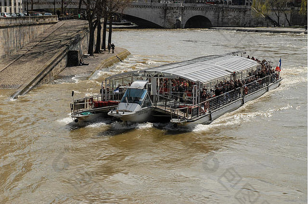 巴黎塞纳河上的旅游驳船