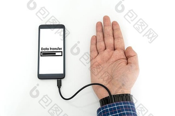 增强人类手连接智能手机Usb电缆转移数据全息图通知出现手