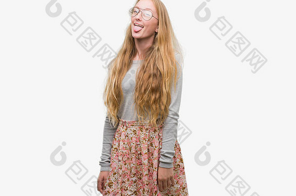 金发女郎少年女人穿花裙子坚持舌头快乐有趣的表达式情感概念