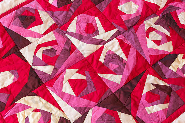 部分颜色拼接而成被子紫色的花模式背景粉红色的不连贯的毯子爱好概念