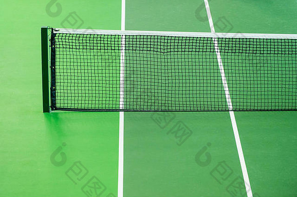 绿墙背景上的网球场网