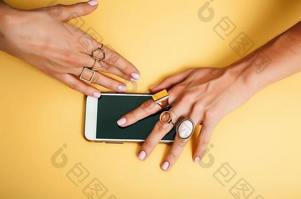 女人们在手机上用时尚珠宝为她的新指甲拍照，女孩们则在特写镜头中展示