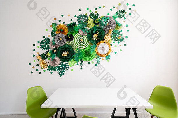 房间，桌子和椅子。绿色、祖母绿、金色和黄色的折纸纸呈圆形。论文设计的抽象背景。空间。